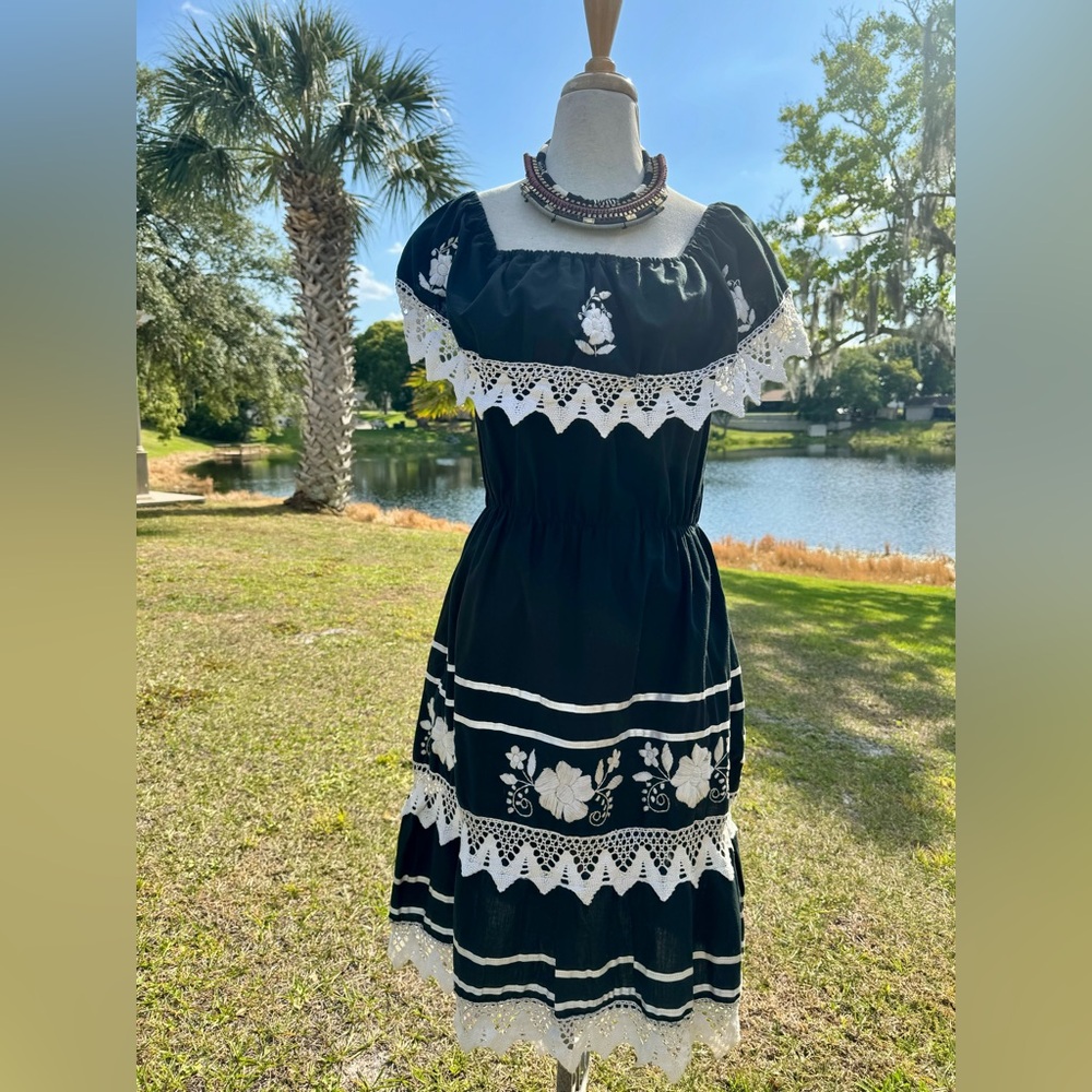 SOLD Vtg Black Embroidered Off-Shoulder Peasant Dress Mexican Midi Crochet 70s - Picture 4 of 6